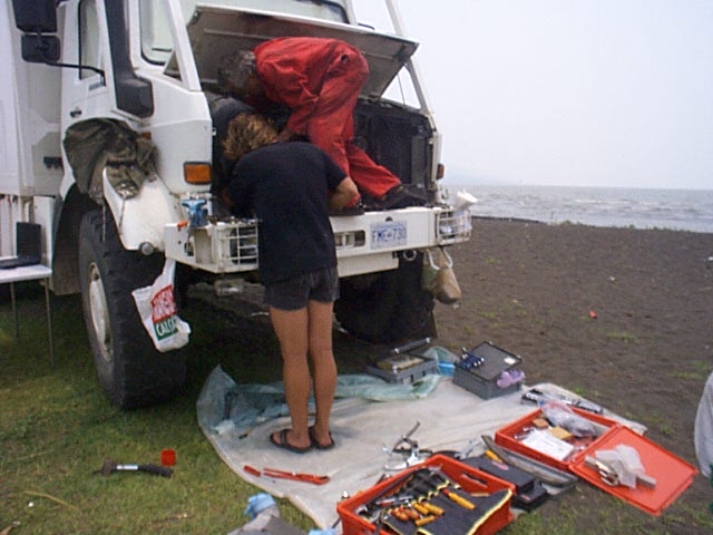 Lago de Managua, Max + Marius an der Arbeit, 29.04.03.jpg - lago de managua, reparatur des luftkompressors, gut hatten wir einen repsatz dabei